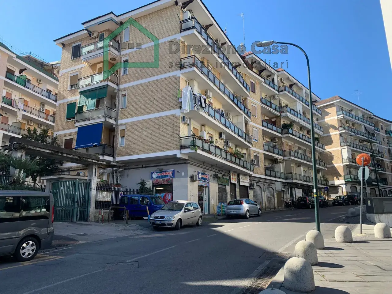 Esercizio commerciale in Via Ponti Rossi, 206, Napoli, {3} - Foto 2