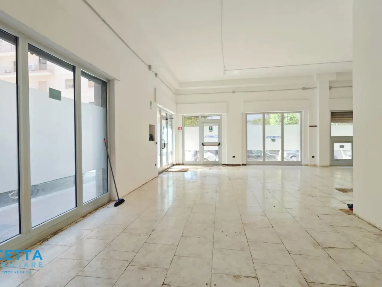 Negozio in Via Duca di Genova 50, Taranto, {3} - Foto 1