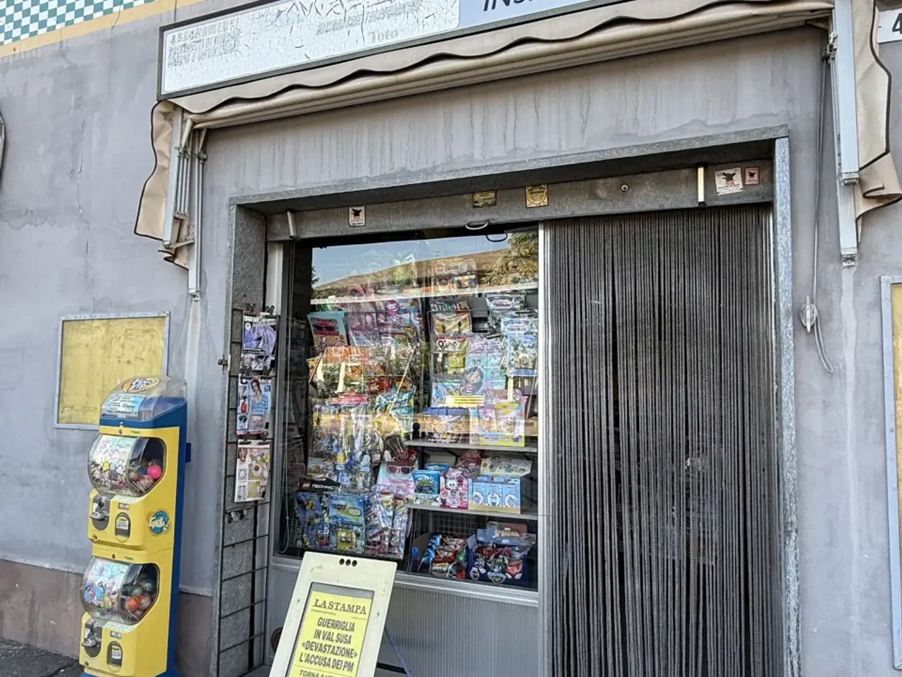 Edicola in Via Bistolfi 41, La Loggia, {3} - Foto 1