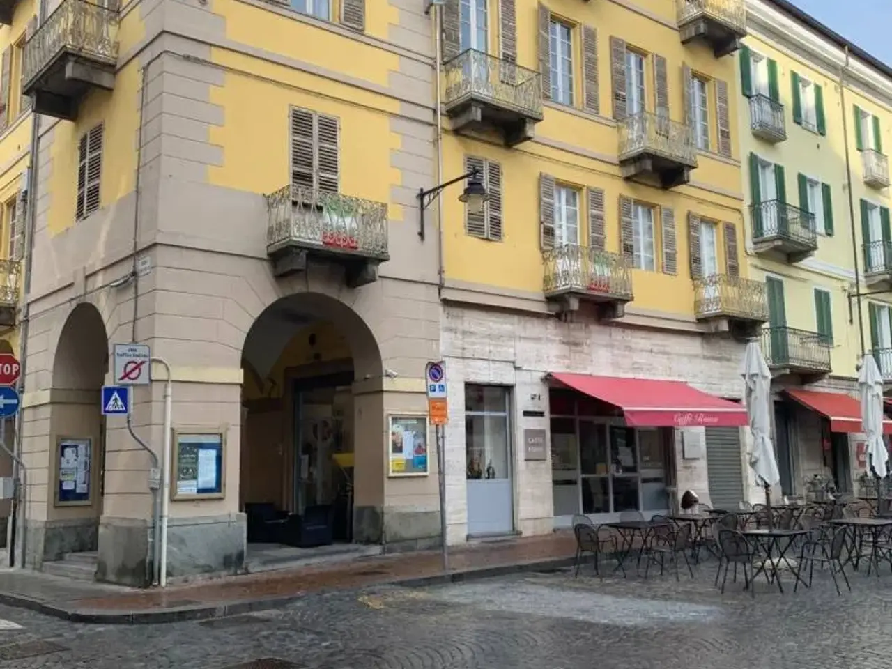 Locale commerciale in Piazza Ferruccio Nazionale, Ivrea, Ivrea, {3} - Foto 1