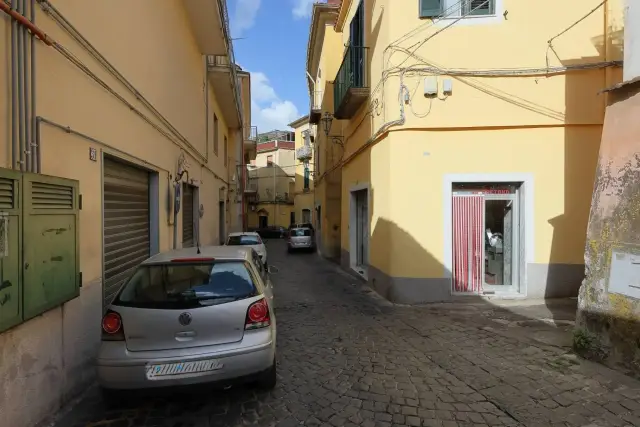 Geschäft in Via Arturo Adinolfi 34, Cava de' Tirreni - Foto 1