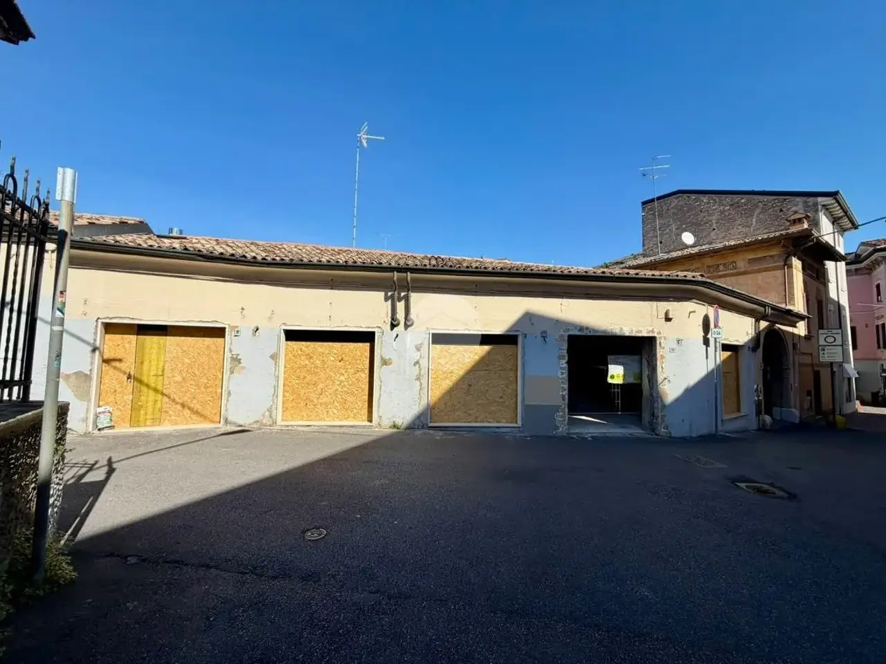 Negozio in Via Nazario Sauro, Desenzano Del Garda, {3} - Foto 2