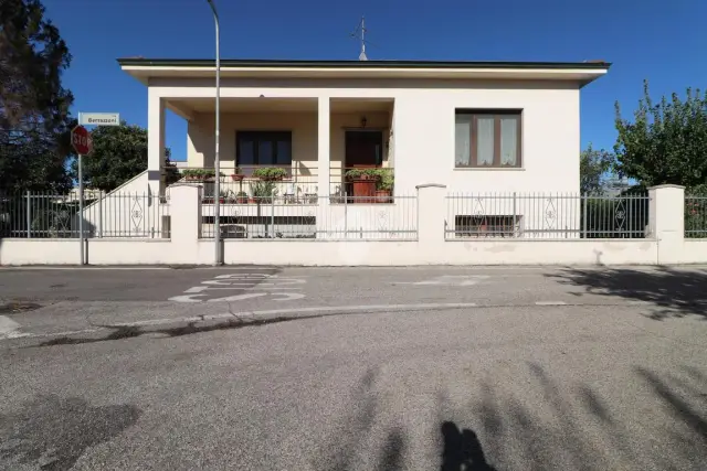 Mansion in Via Solferino E San Martino 33, Roverbella - Photo 1