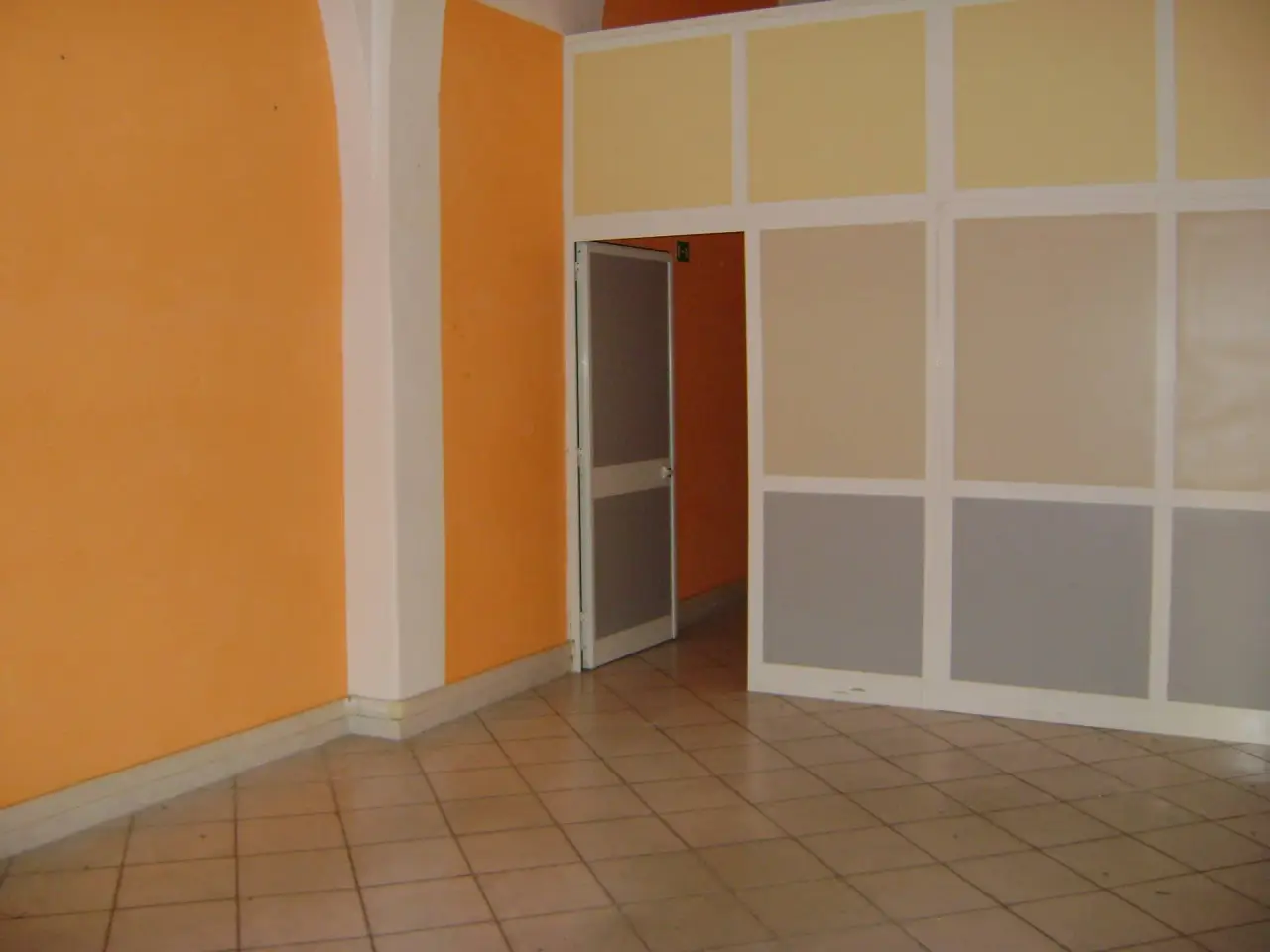Esercizio commerciale in Piazza Elia Benamozegh, Livorno, {3} - Foto 2