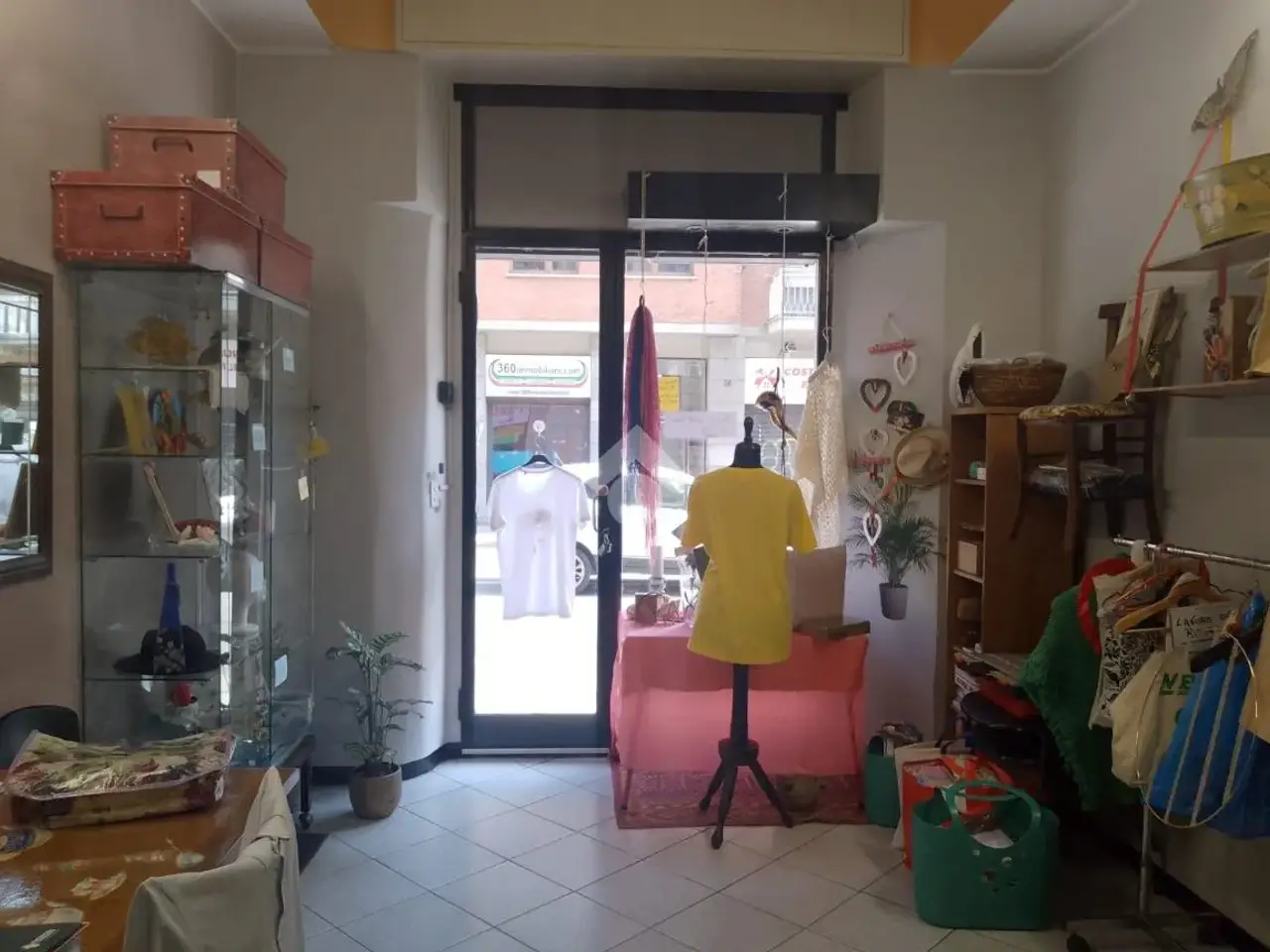 Negozio in Via Passo Buole 7, Torino, {3} - Foto 2