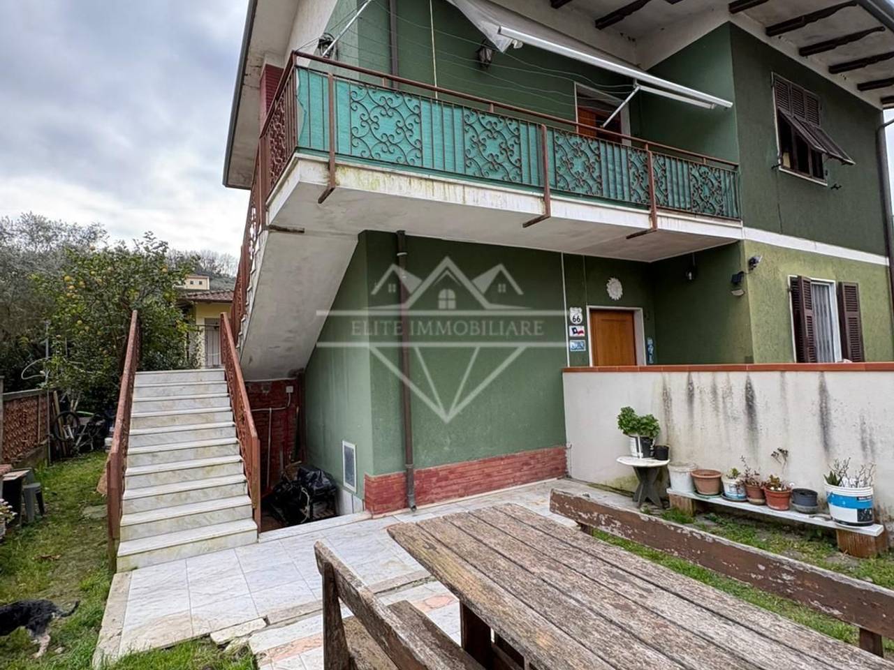 appartamento in vendita a Carrara in zona Bonascola