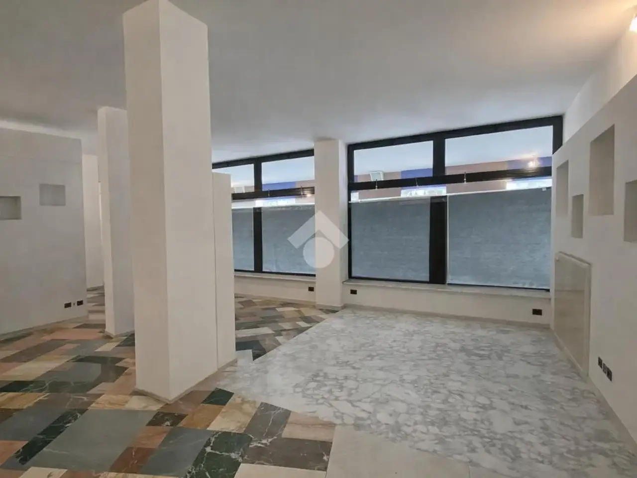 Negozio in Piazza Europa Unita 35, Castelfranco Veneto, {3} - Foto 2
