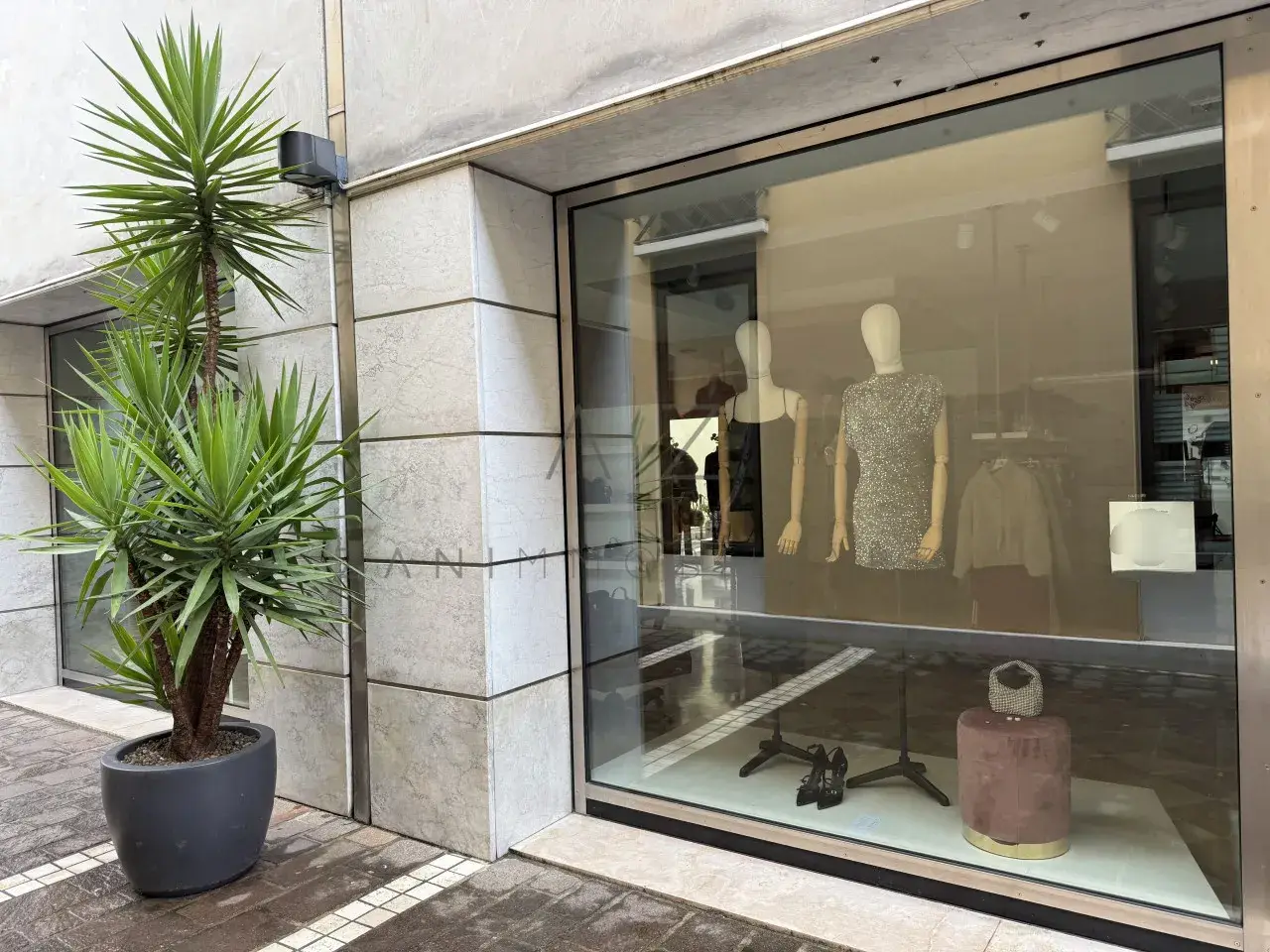Negozio in Piazza Giorgio Saviane 9, Castelfranco Veneto, {3} - Foto 2