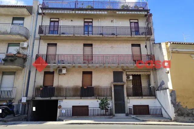 4-room flat in Via Finocchiari 134, Aci Catena - Photo 1