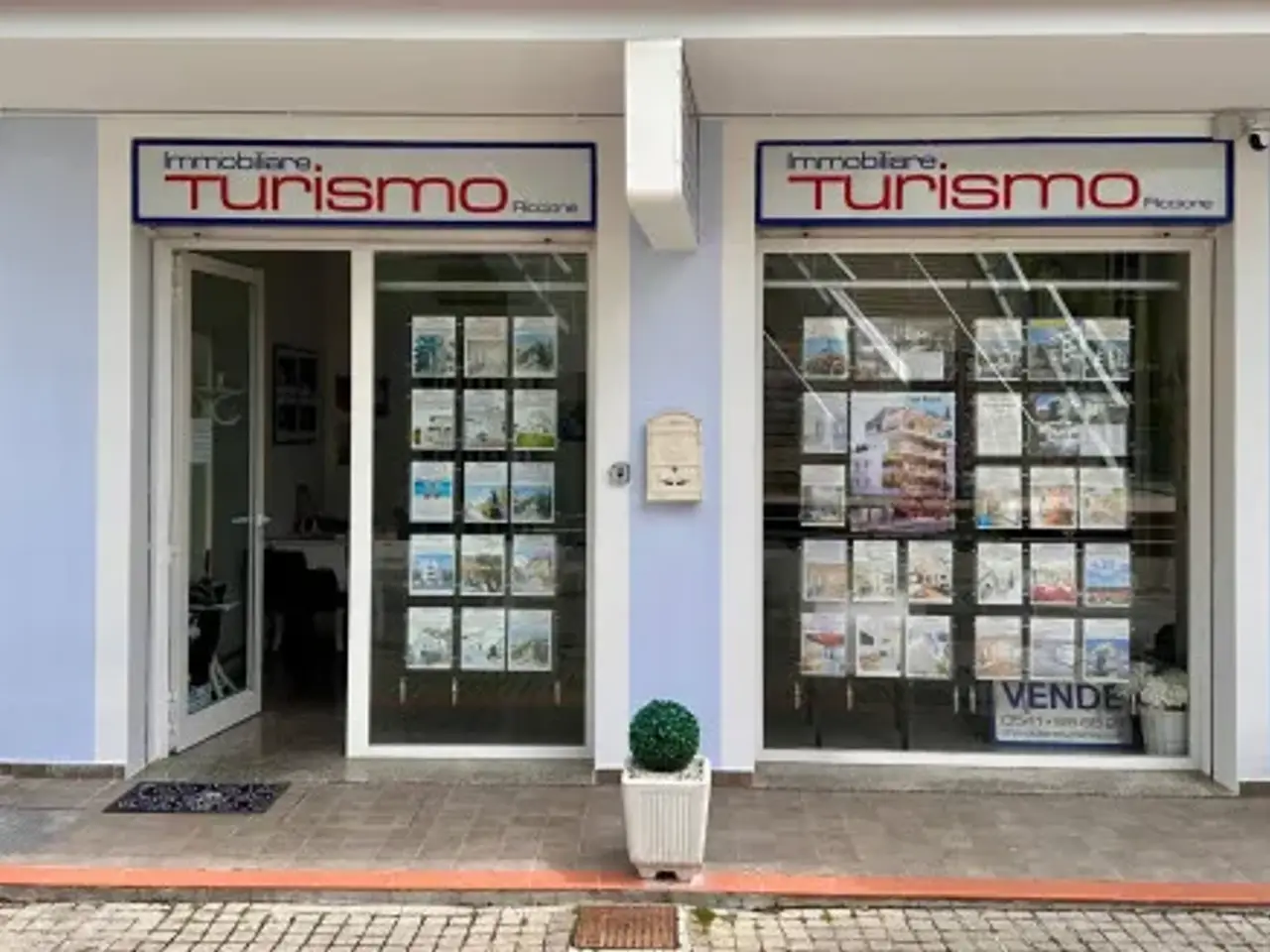 Negozio in Viale Virgilio Marone Publio, Riccione, {3} - Foto 1