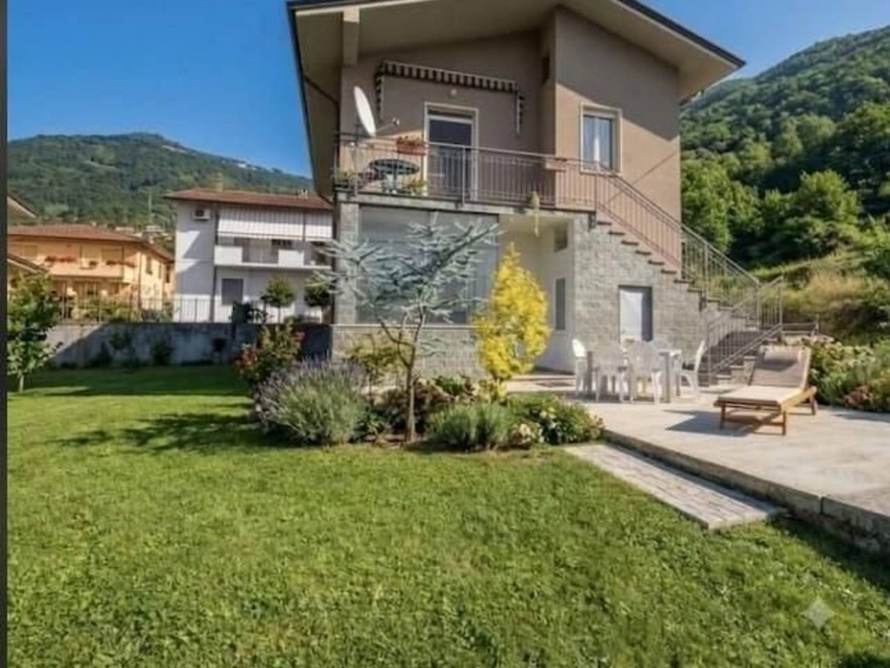 casa indipendente in vendita a Carrara in zona Fossone