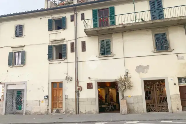 4-room flat in Piazza Mercatale 45, Prato - Photo 1