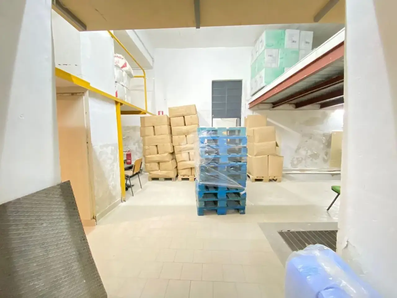 Magazzino in Via Marino Cristoforo 12, Napoli, {3} - Foto 1