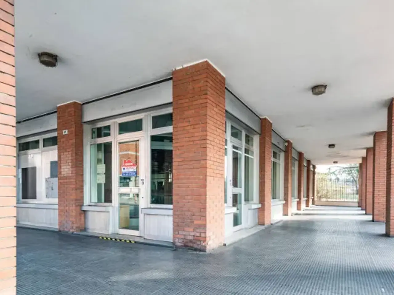 Negozio in Via XXV Aprile 41, Castelletto Sopra Ticino, {3} - Foto 1