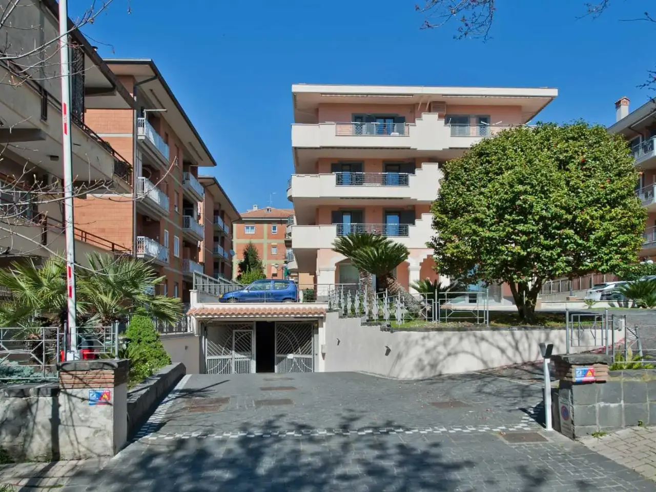 Parcheggio chiuso in Viale I Maggio, Grottaferrata, {3} - Foto 1