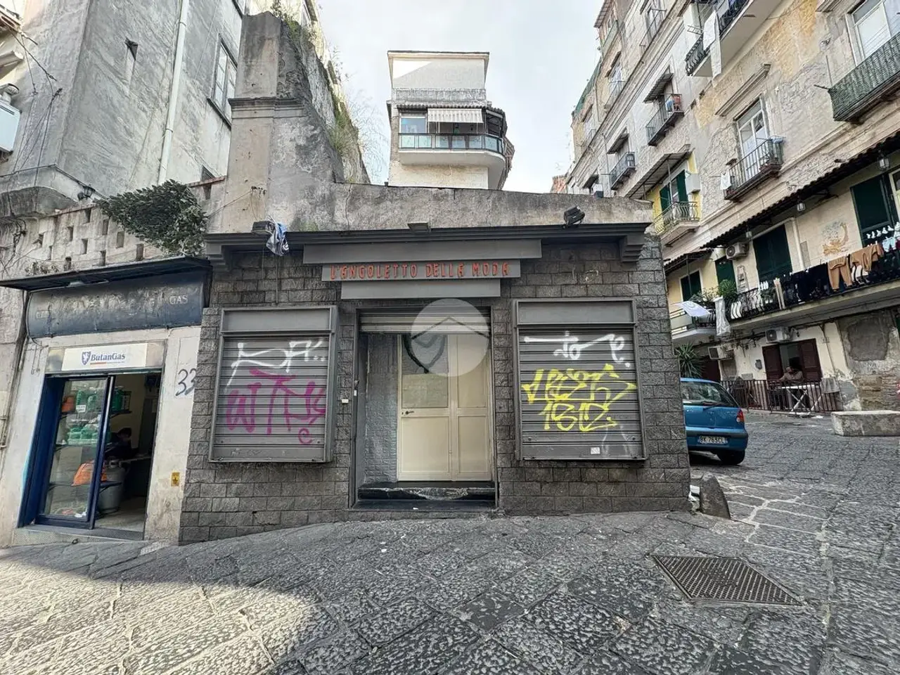 Negozio in Salita Pontenuovo 34, Napoli, {3} - Foto 1