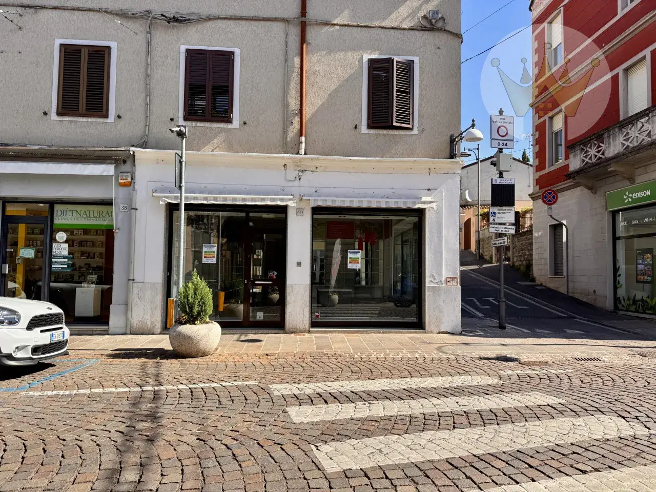 Negozio in Corso del Popolo 40, Monfalcone, {3} - Foto 1