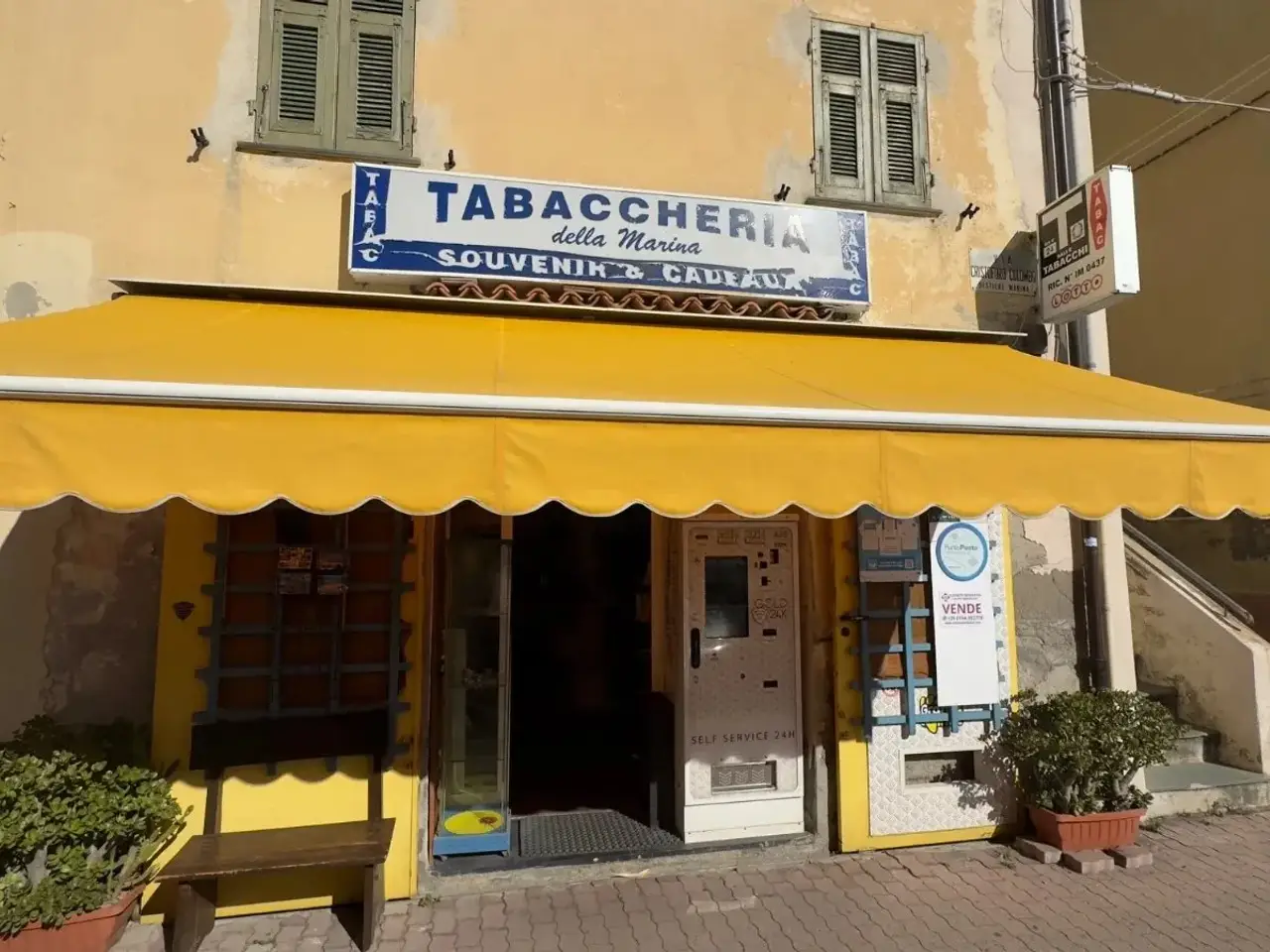 Tabaccheria in Via Cristoforo Colombo, 13, Ventimiglia, {3} - Foto 1