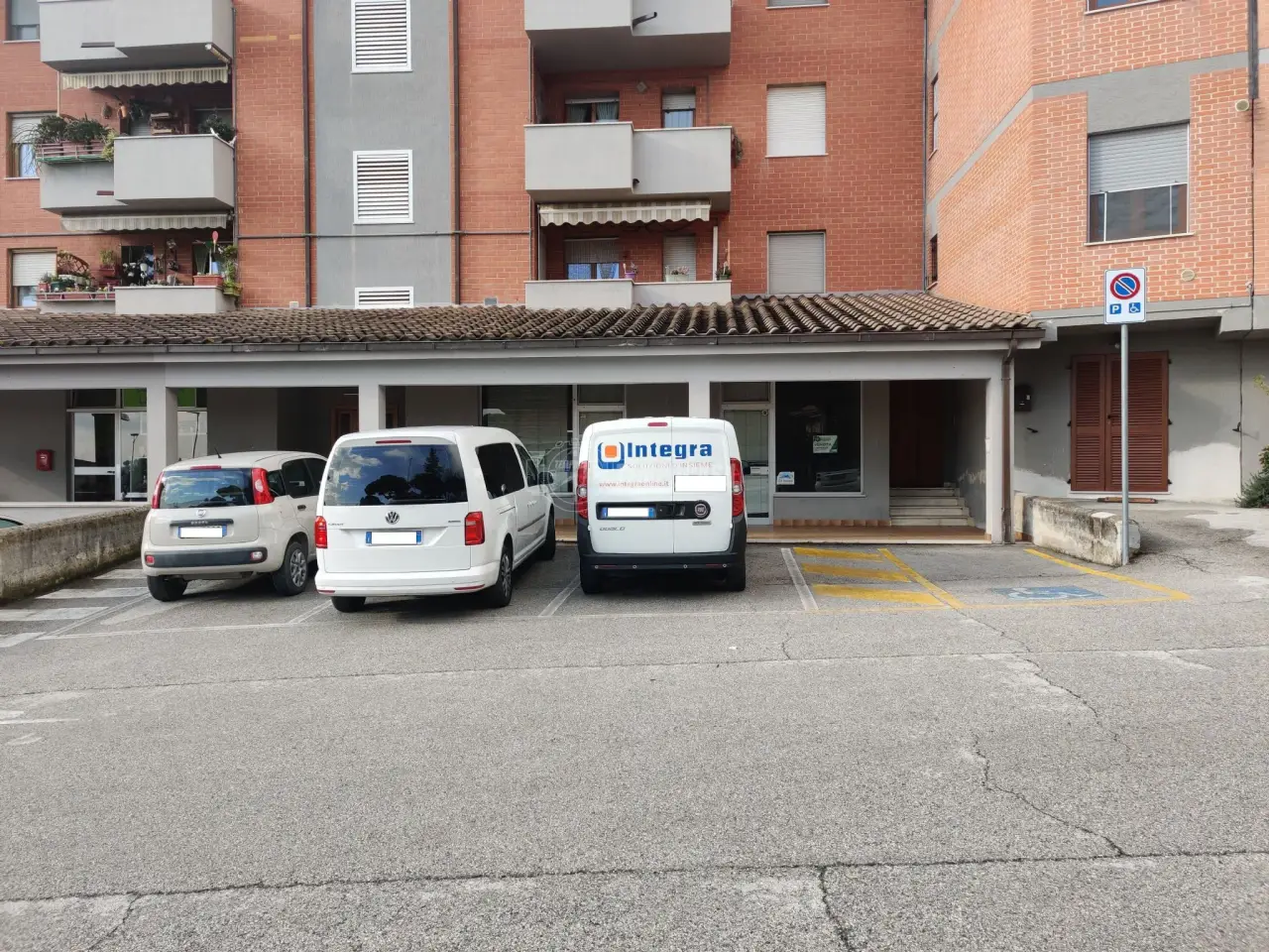 Negozio in Largo Monte Cardosa, Recanati, {3} - Foto 2