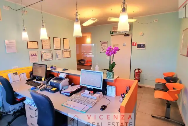 Shared office in {3}, Viale Camisano 56 - Photo 1