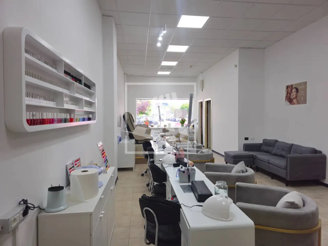 Negozio in Via Vincenzo Vela 11, Correggio, {3} - Foto 1