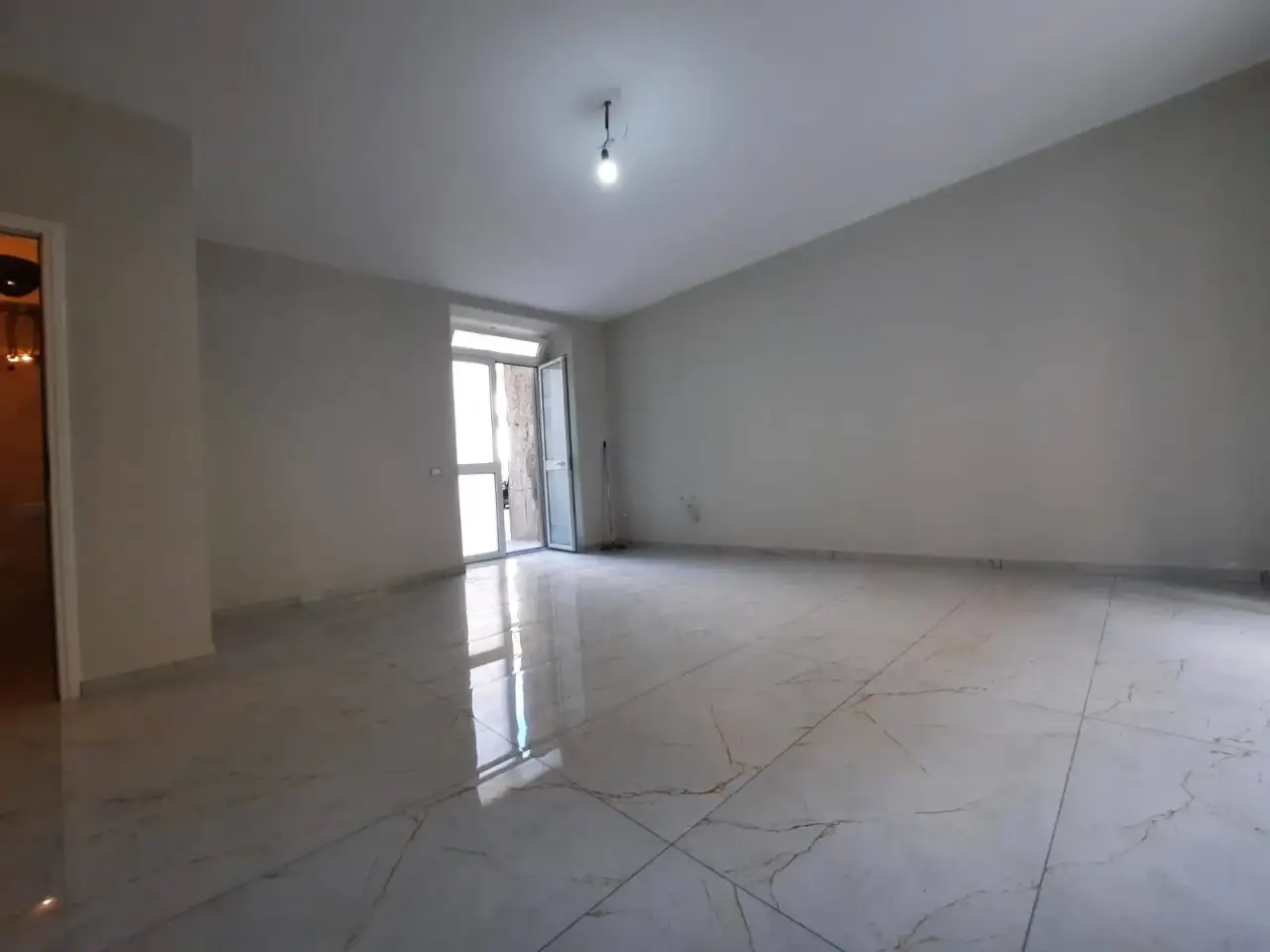 Esercizio commerciale in Corso della Resistenza, Acerra, {3} - Foto 2
