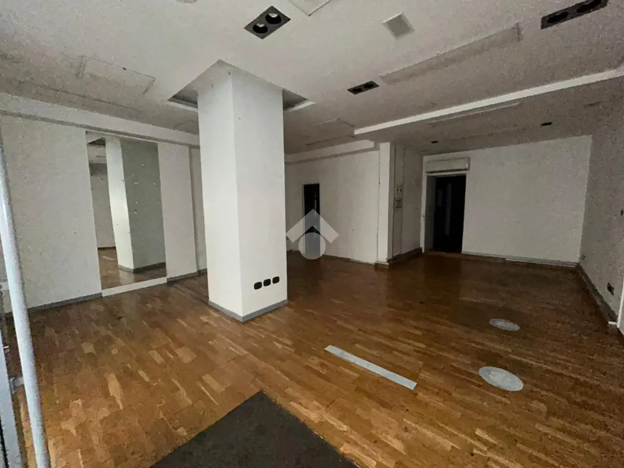 Negozio in Piazza Conte Treccani 12, Montichiari, {3} - Foto 1