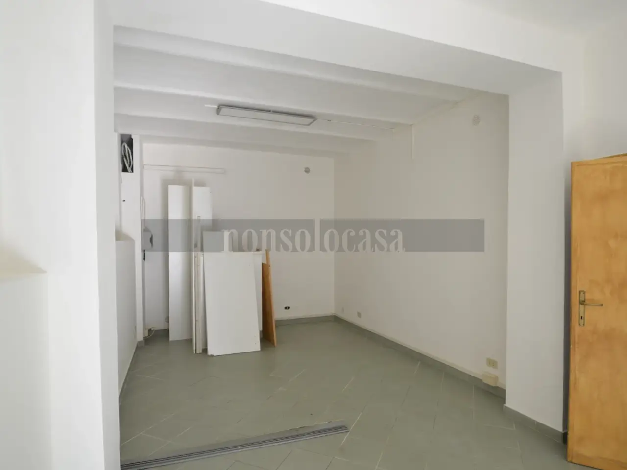 Negozio in Via Alessandro Manzoni 304, Perugia, {3} - Foto 1