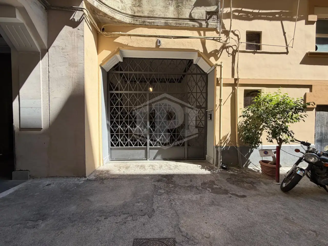 Magazzino in Via Torquato Tasso 169, Napoli, {3} - Foto 2