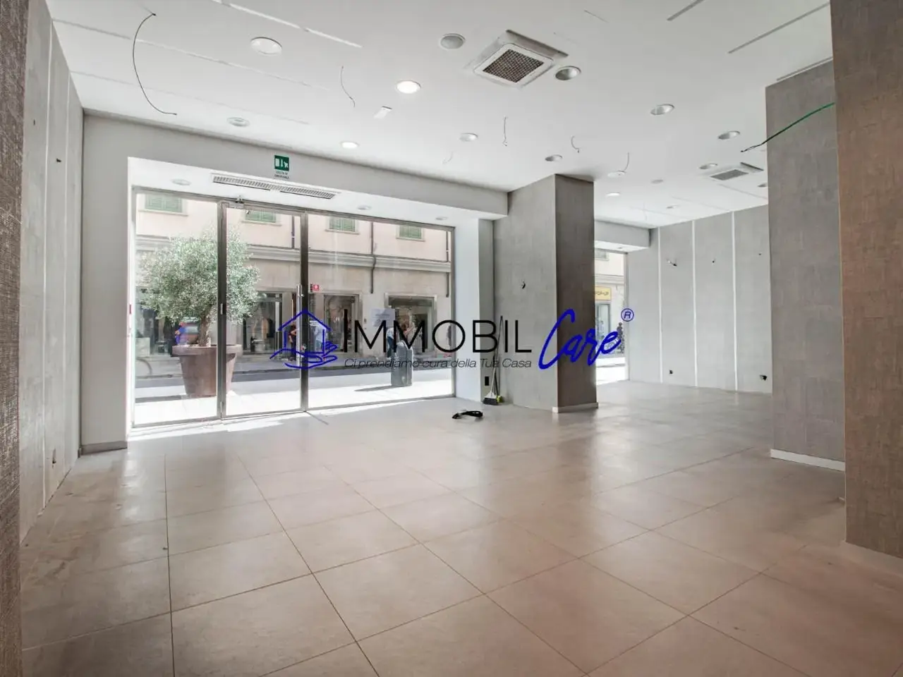 Locale commerciale in , Livorno, {3} - Foto 1