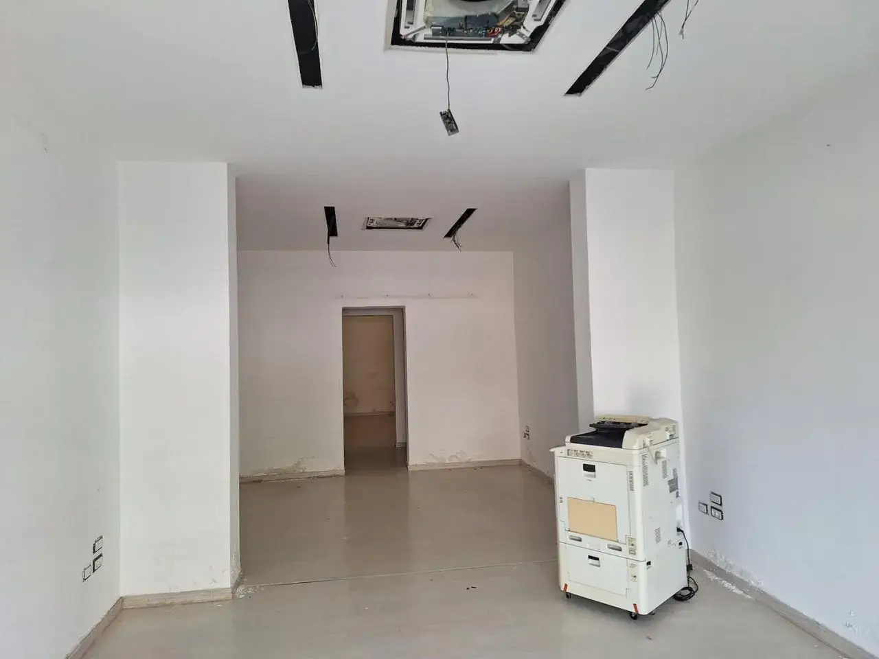 Negozio in Viale Aldo Moro, N. 147, Brindisi, {3} - Foto 1