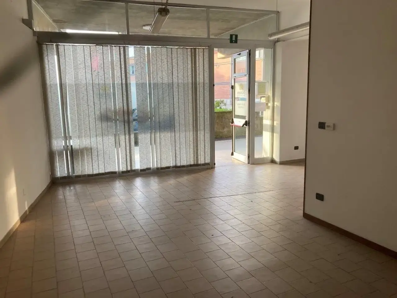 Negozio in Piazza Nicola Basile, Alessandria, {3} - Foto 1
