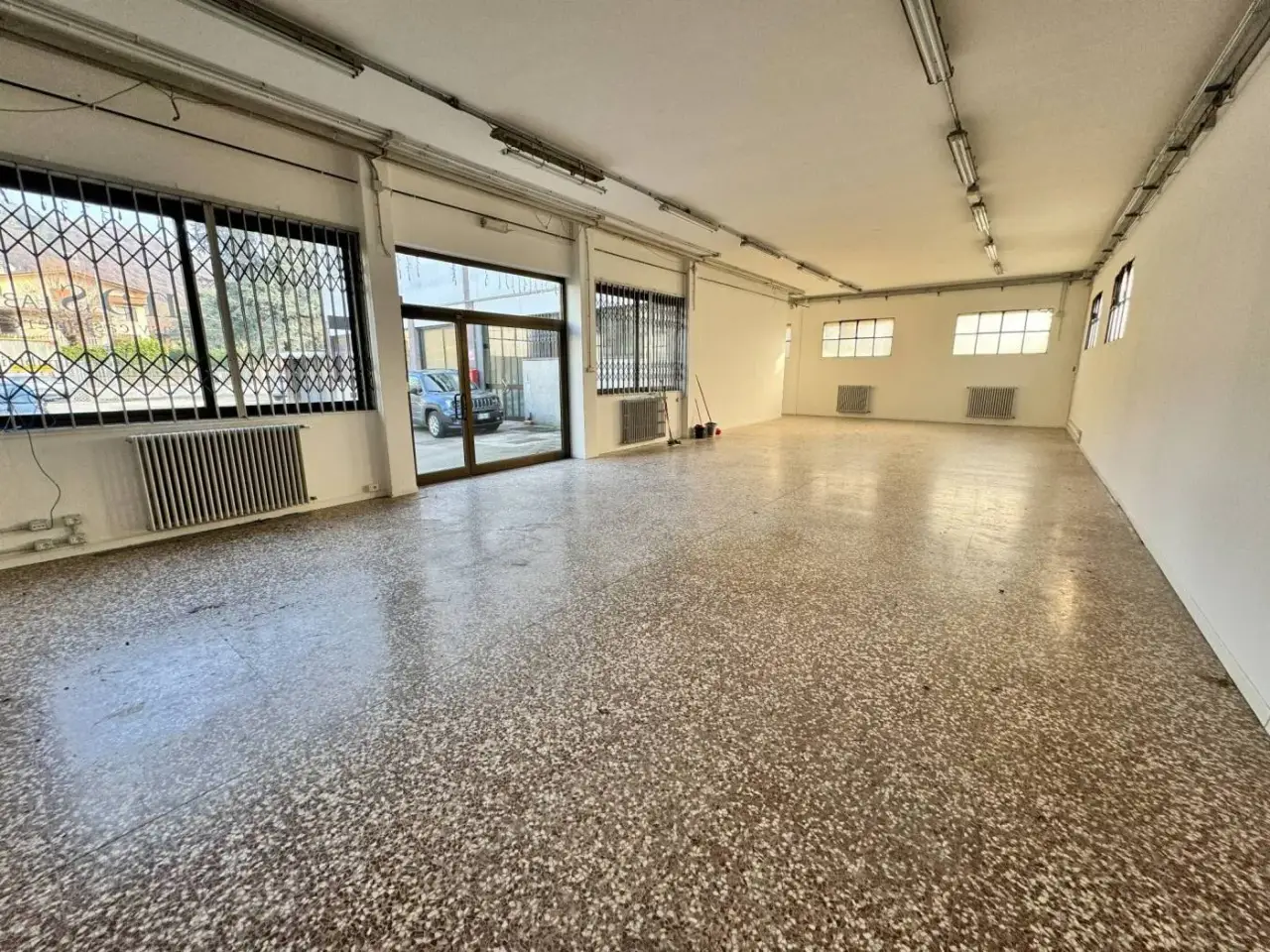 Locale commerciale in Via Pietro Ruggeri da Stabello, Bergamo, {3} - Foto 1