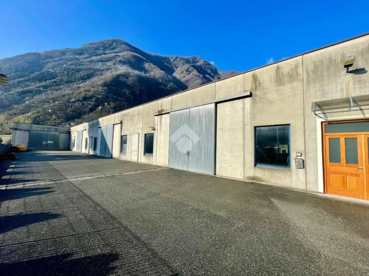Capannone in Strada Statale 26 della Valle d'Aosta, Arnad, {3} - Foto 2