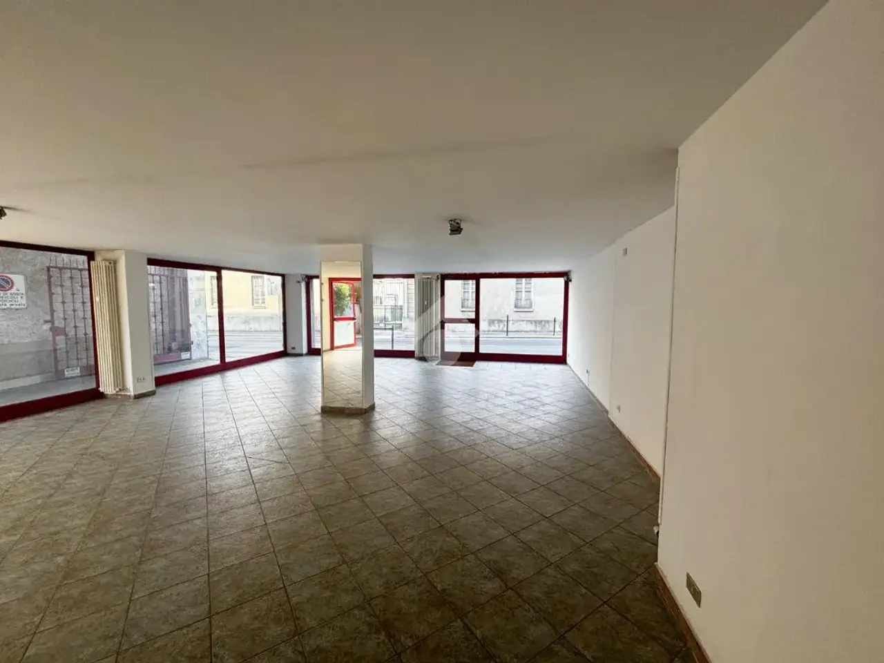 Negozio in Via Salvatore Sassi-Medaglia d' Oro 10, Lecco, {3} - Foto 2