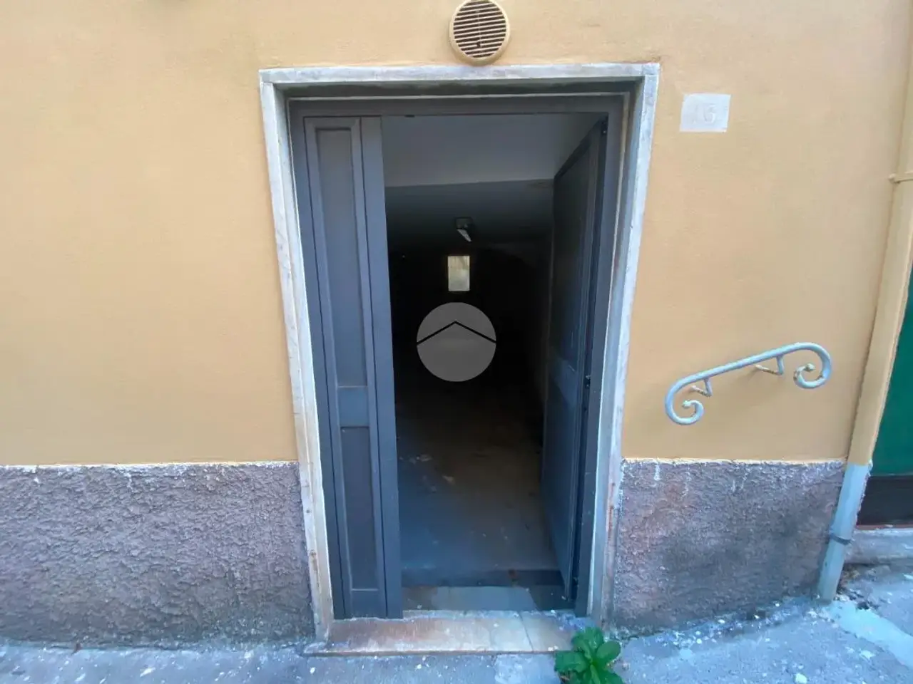 Magazzino in Viale Giorgio Modugno 16, Genova, {3} - Foto 1