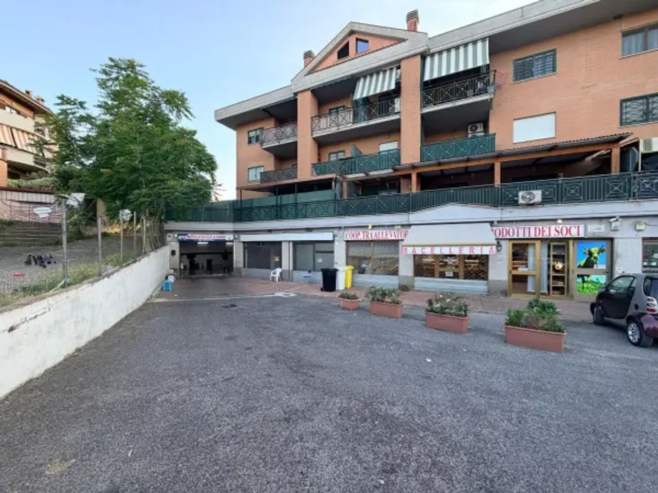 Negozio in Via Lago di Bolsena, Montecompatri, {3} - Foto 1