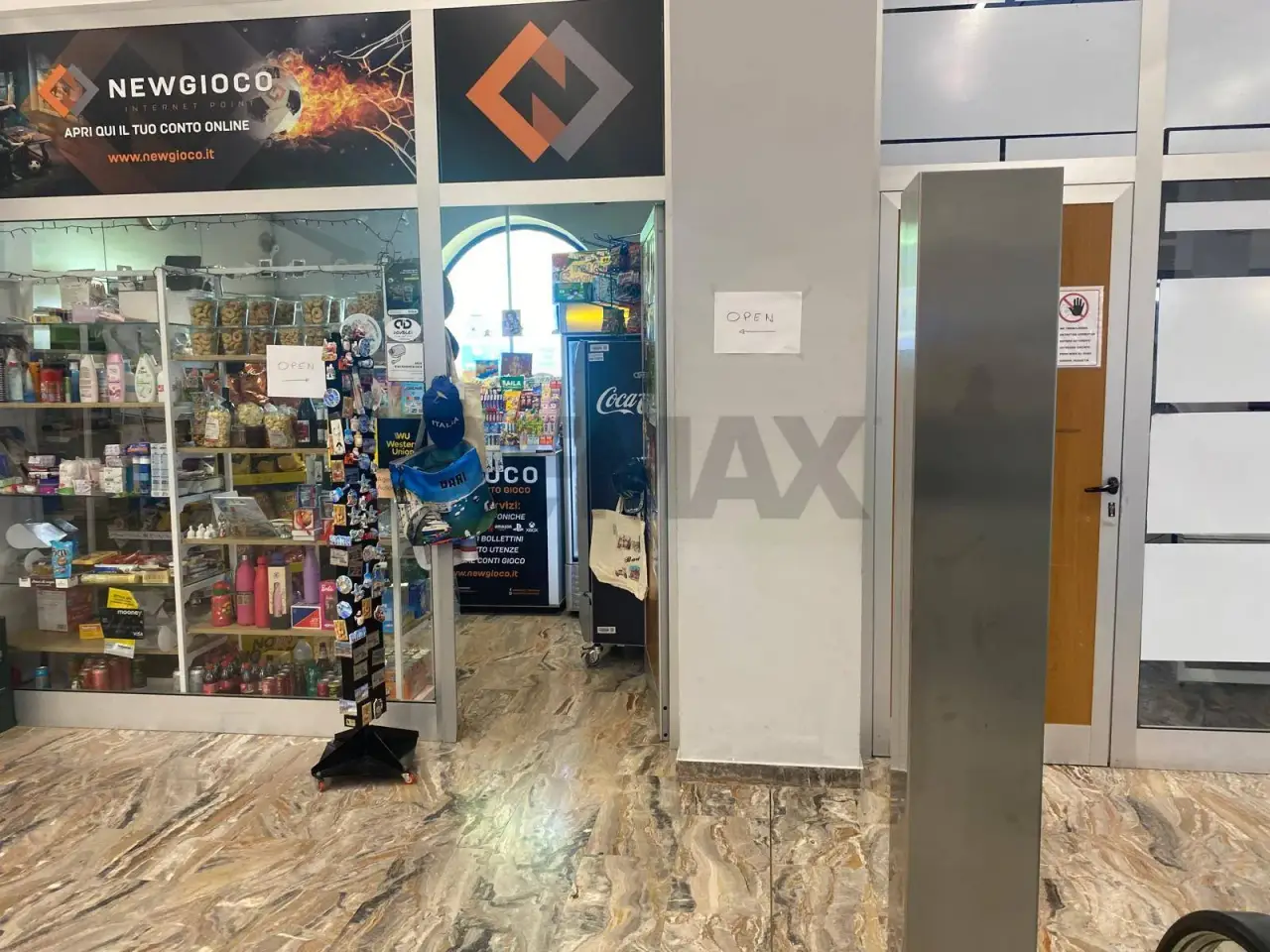Esercizio commerciale in Corso Antonio De Tullio, Bari, {3} - Foto 1