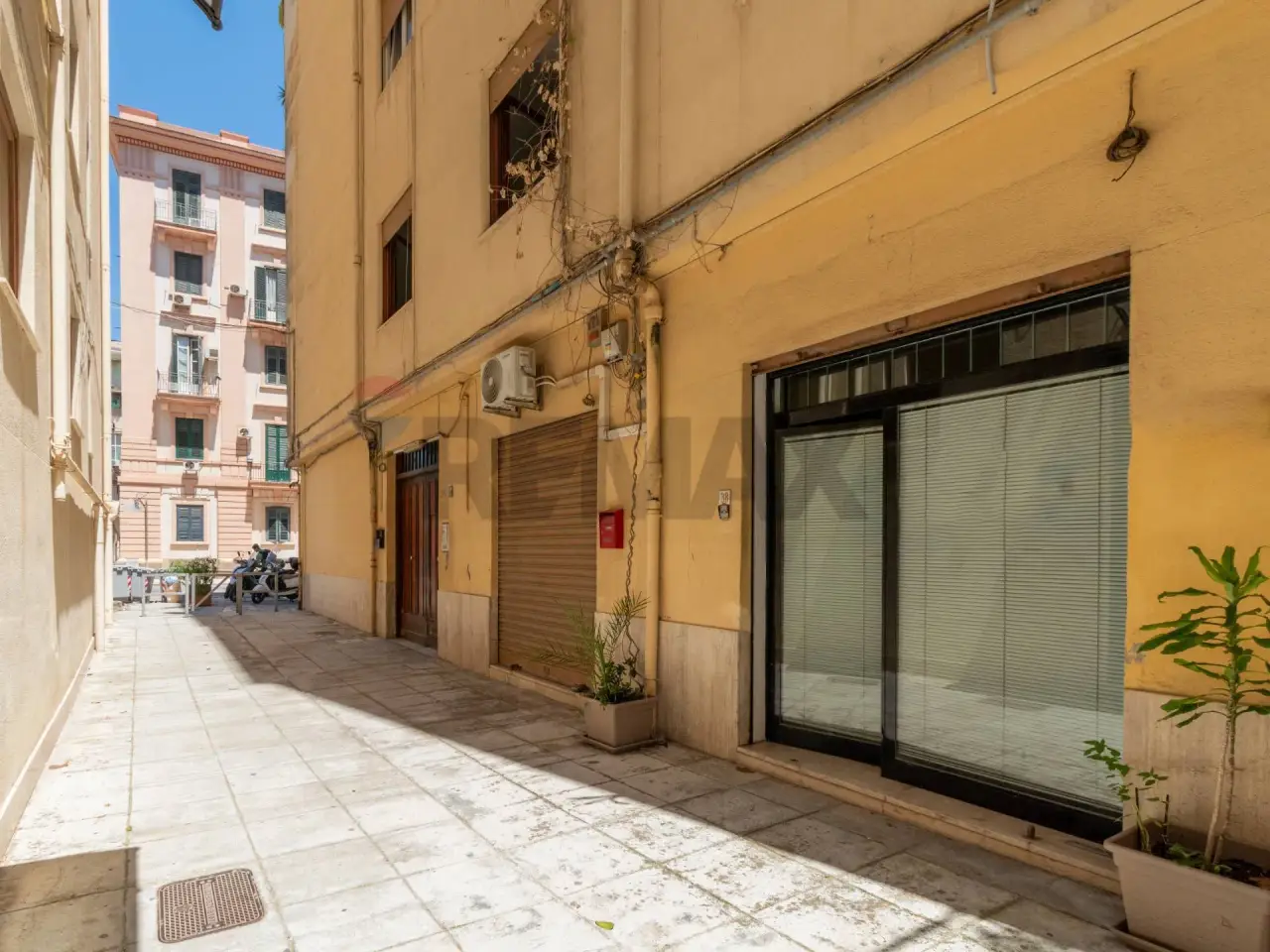 Negozio in Via Gaetano Filangeri 36-38, Palermo, {3} - Foto 1