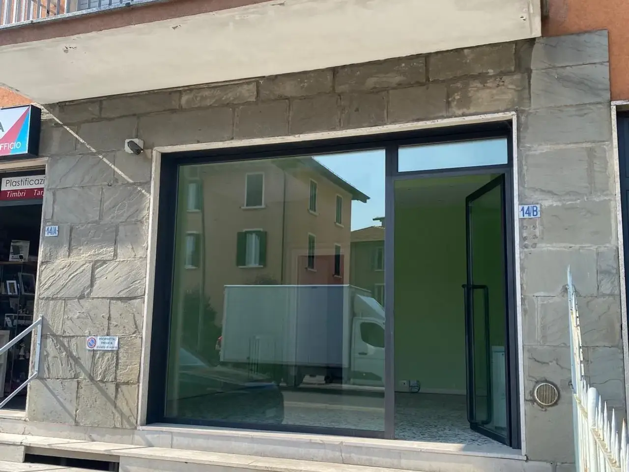Negozio in Via Volturno 14 B, Parma, {3} - Foto 2