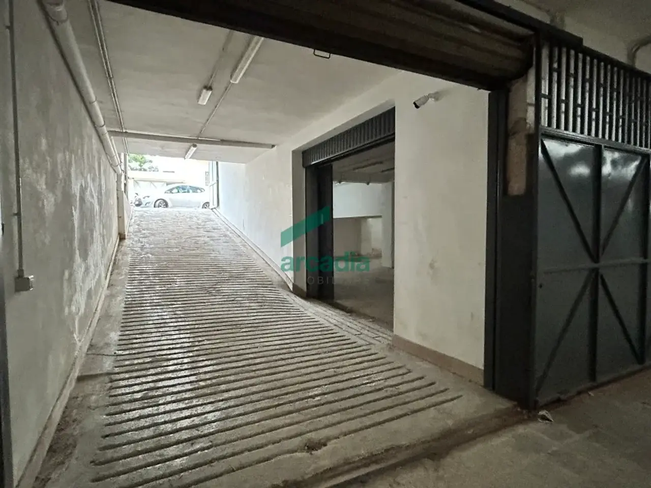 Parcheggio chiuso in Via Monte San Michele 104, Bari, {3} - Foto 1