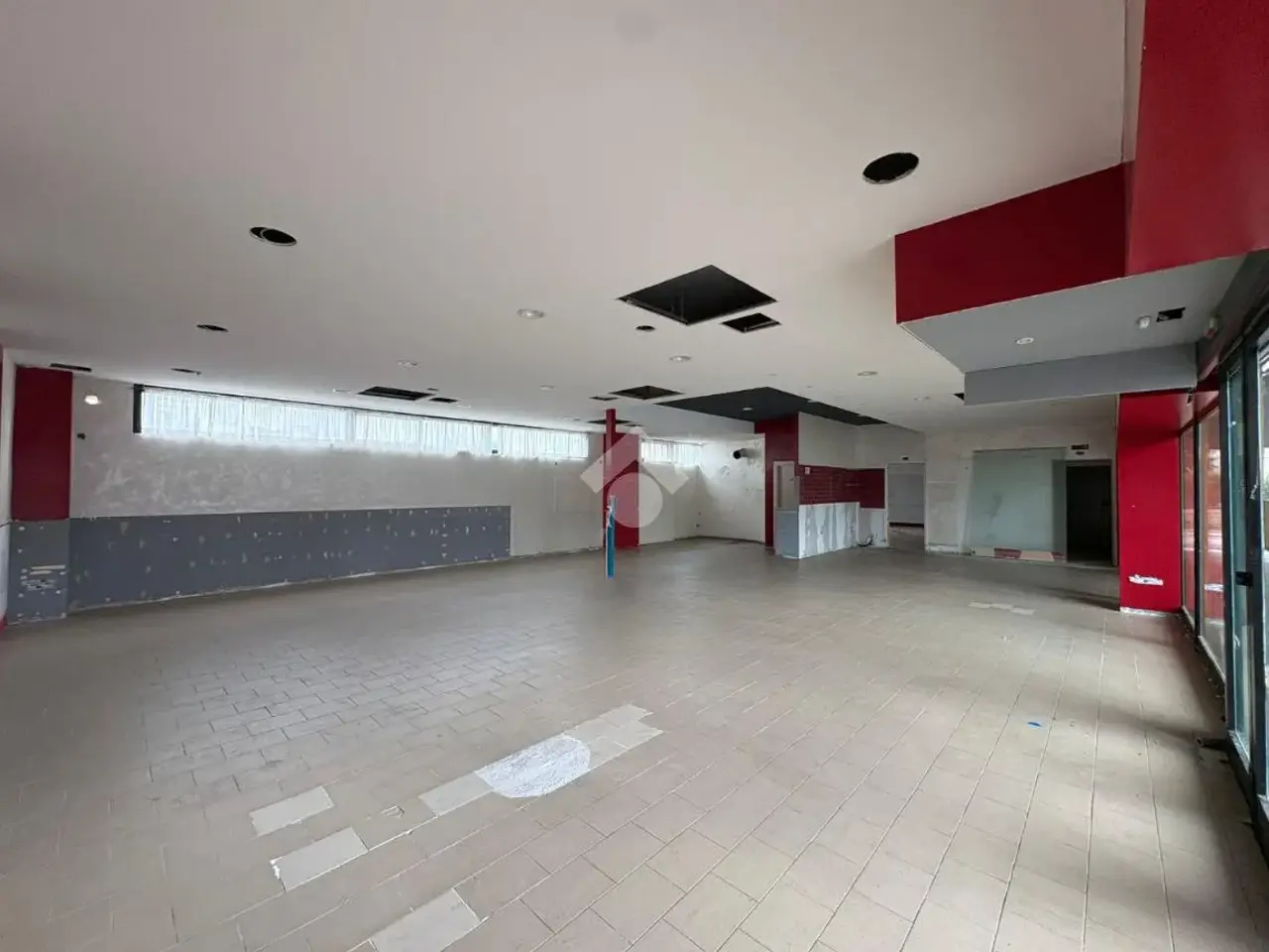 Negozio in Piazza Roanne 17, Montevarchi, {3} - Foto 2