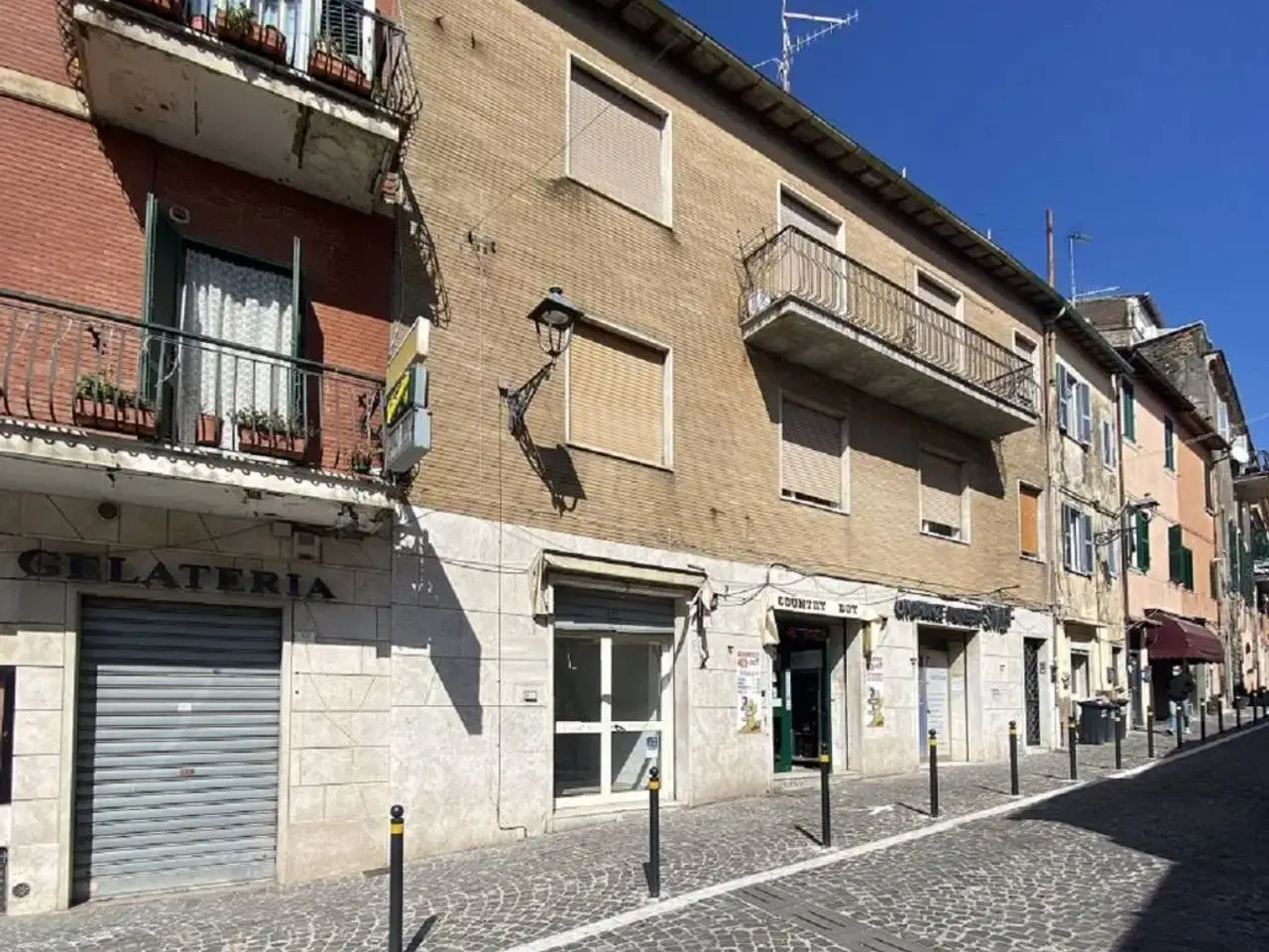 Locale commerciale in Corso Giuseppe Garibaldi, Ariccia, Ariccia, {3} - Foto 1