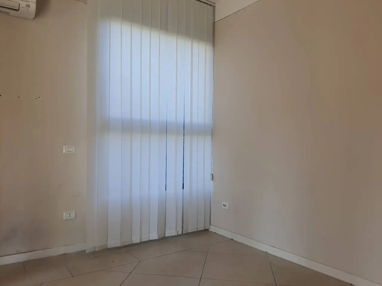 Esercizio commerciale in Via Luigi Calvani, Castelfranco Di Sotto, {3} - Foto 1