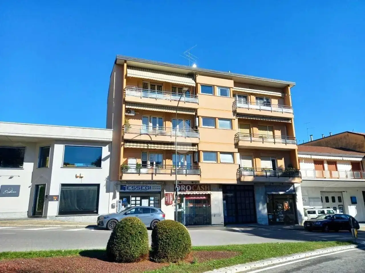 Negozio in Corso XXV Aprile 31, Erba, {3} - Foto 1
