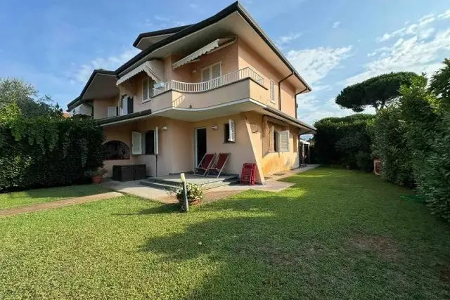 Villa a schiera in Via Jacopo Tintoretto, Camaiore - Foto 1