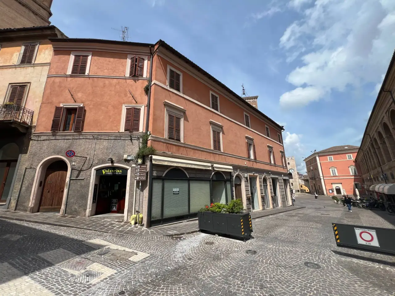 Negozio in Piazza del Comune 19, Fabriano, {3} - Foto 2