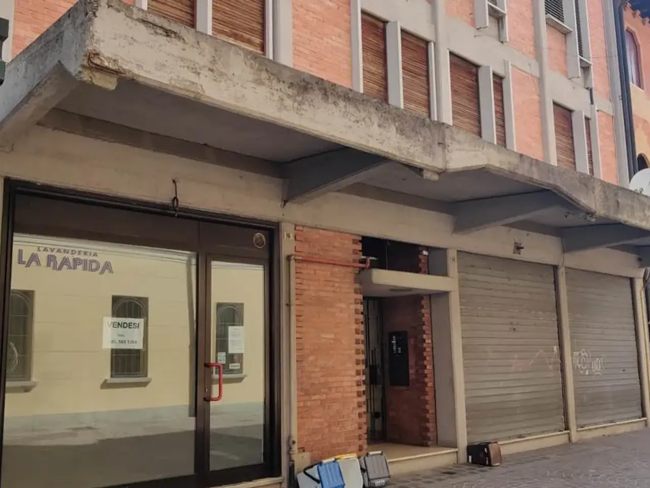 Negozio in Montebelluna (La Pieve) - Via Tripoli 16, Montebelluna, {3} - Foto 1
