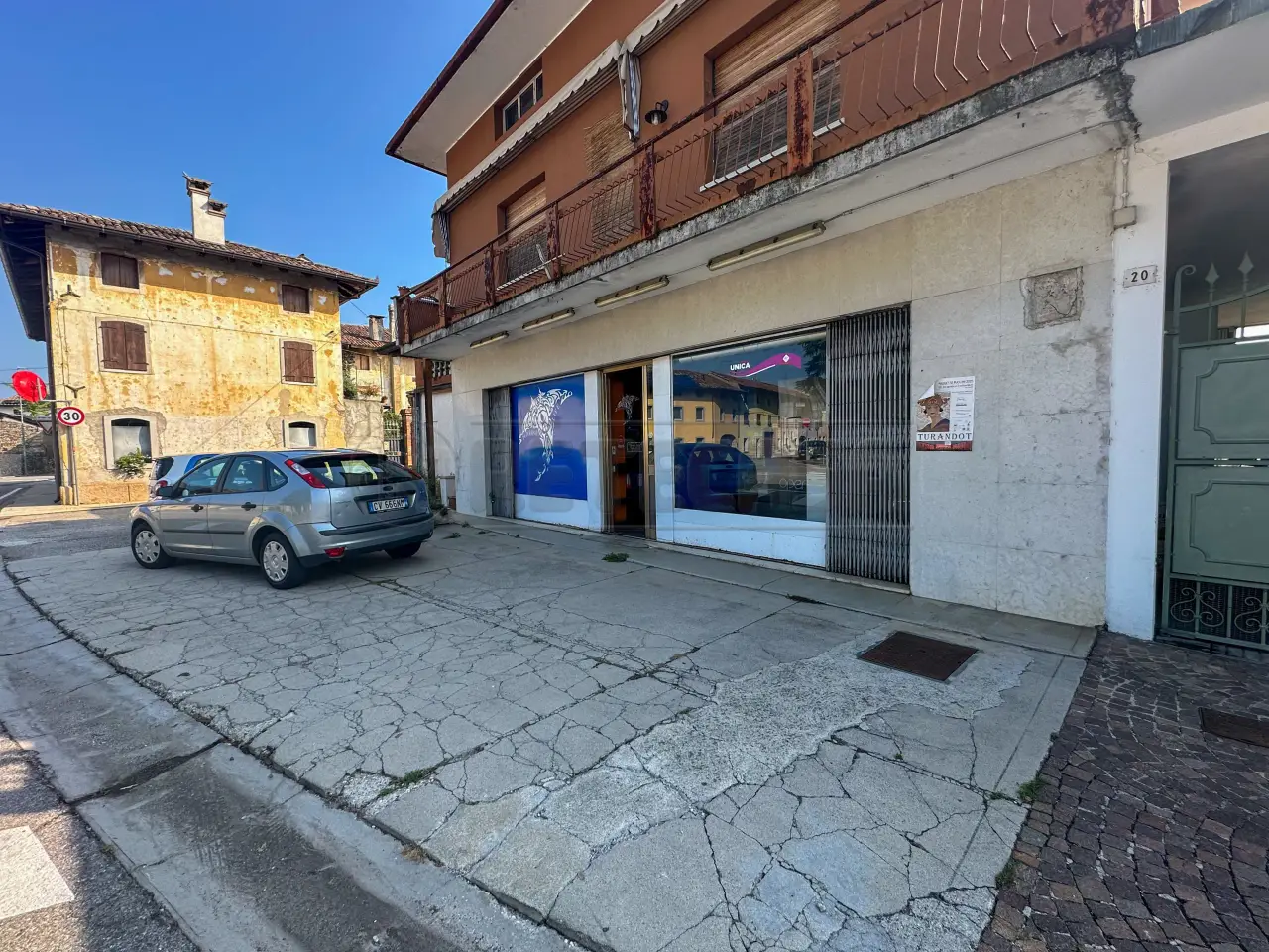Palazzina commerciale in Piazza della Chiesta 20, Pozzuolo Del Friuli, {3} - Foto 2