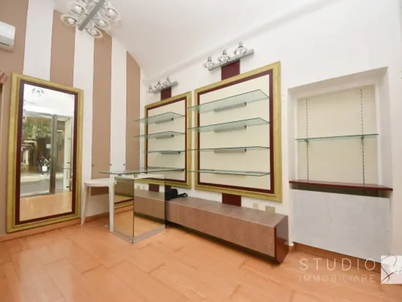 Negozio in Via della Costituzione, Pistoia, {3} - Foto 2